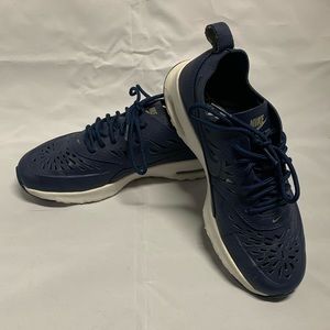 Nike Cut-Out Air Max